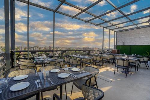 Un restaurant u otro lugar para comer en Hotel SG Continental Amritsar !! Prime Location ! Parking ! Open Terrace