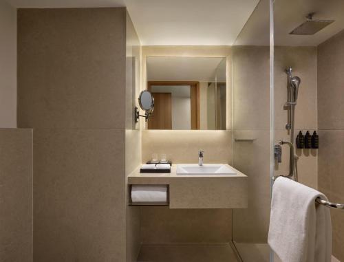 Phòng tắm tại The Fern Mumbai, Goregaon, Series by Marriott