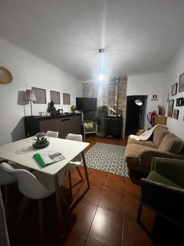 a living room with a table and a couch at Juniors Country House in Vila Boim