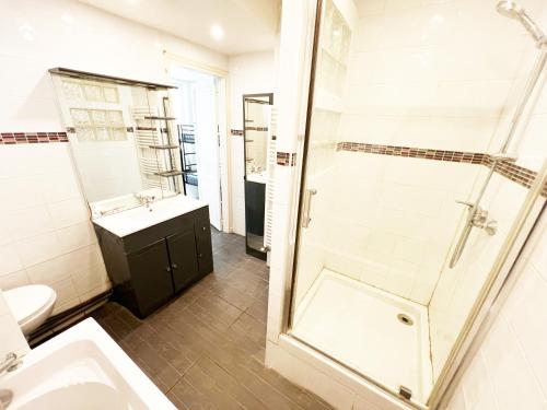 Un baño con ducha, lavabo e inodoro. en Charmante Maison partagée à 5 min d'Orly et 15 min de Paris, en Athis-Mons