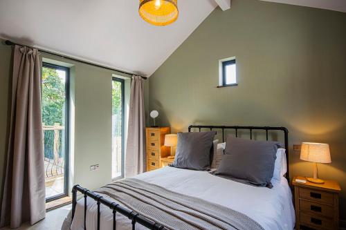 Ένα ή περισσότερα κρεβάτια σε δωμάτιο στο Lowenna at Cusgarne Manor, rural, accessible