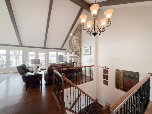 een woonkamer met een kroonluchter aan een plafond bij Edgewater-Lakefront 3 BD25BADeckDockGril-16P in Laguna Beach