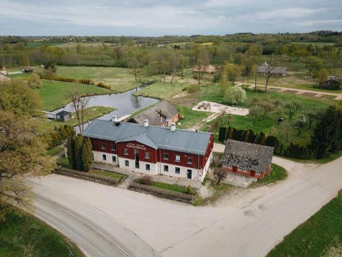 een luchtfoto van een huis met een rivier bij Pilsbrūzis in Odziena