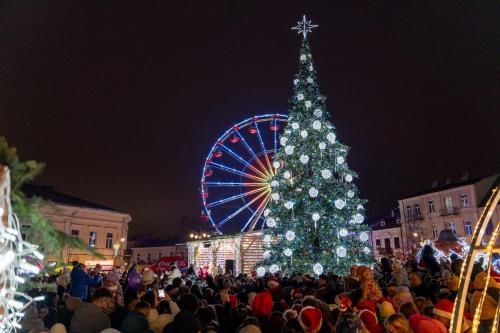 a crowd of people standing around a christmas tree at Spanie 7-Rynek Centrum &f-vat Car park in Kielce