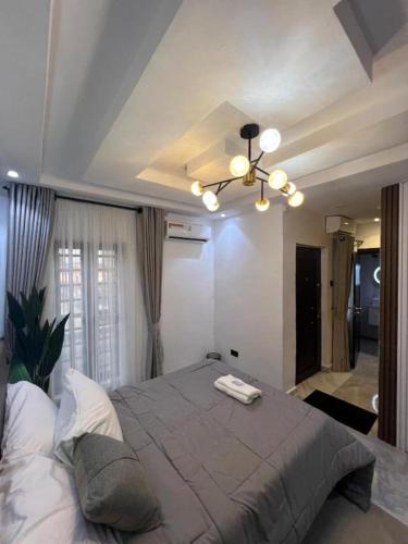 ラゴスにあるNike's Placeの天井の大型ベッド付きのベッドルーム1室