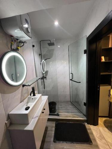 ラゴスにあるNike's Placeの洗面台と鏡付きシャワーを備えたバスルーム