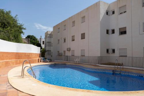 una piscina di fronte a un edificio di Siempre, Siempre el SOL a Mojácar
