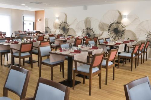 une salle à manger remplie de tables et de chaises dans l'établissement Domitys Le Millésime, à Bordeaux