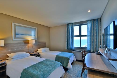 Giường trong phòng chung tại Town Lodge Gqeberha