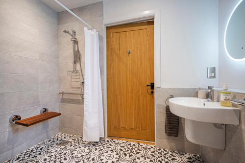 Ένα μπάνιο στο Lowenna at Cusgarne Manor, rural, accessible