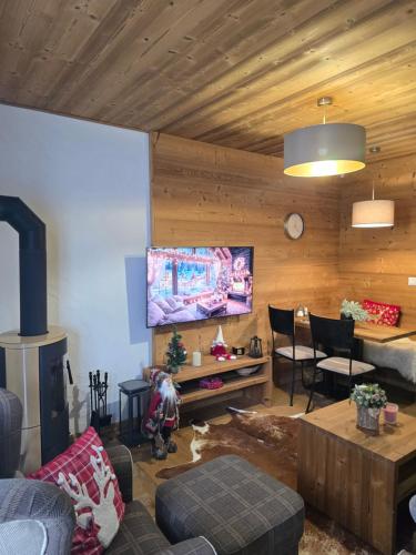 TV a/nebo společenská místnost v ubytování Chalets VIVA Jasná & jacuzzi