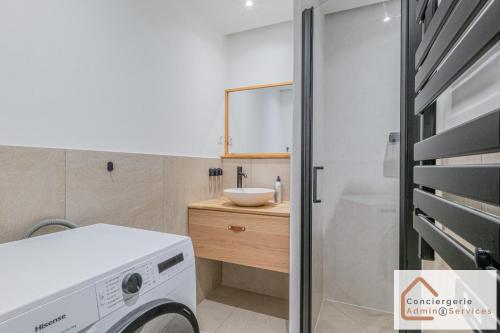 Bel appartement 3 pièces aux portes de Lyon في بيير - بينيت: حمام مع غسالة ومغسلة