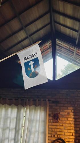 a paper hanging from the ceiling of a room with a window at Refúgio Zakopane in Araucária