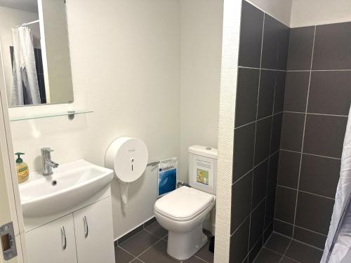 un bagno con un water bianco e un lavandino di Oasen Samsø a Nordby