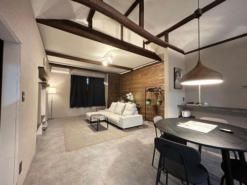 Χώρος καθιστικού στο 岡山駅から徒歩7分一棟貸切りモダンな古民家