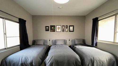 Ένα ή περισσότερα κρεβάτια σε δωμάτιο στο 岡山駅から徒歩7分一棟貸切りモダンな古民家