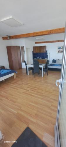 Un lugar para sentarse en Sobe i apartmani Terasa