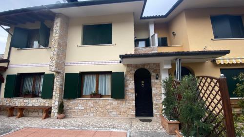 a house with a black door and a courtyard at Casa Hellen in Lonedo