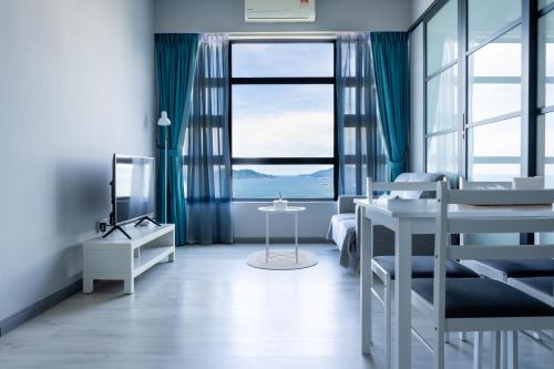 Ένα ή περισσότερα κρεβάτια σε δωμάτιο στο Jesselton Quay by SNUG SPACE