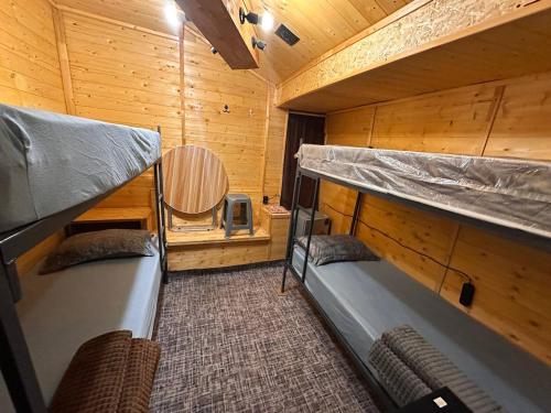 una habitación con dos literas en una cabaña en Tehran Mets, en Ereván