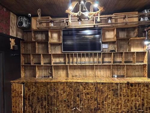 sala de estar con TV en una pared de madera en Tehran Mets, en Ereván