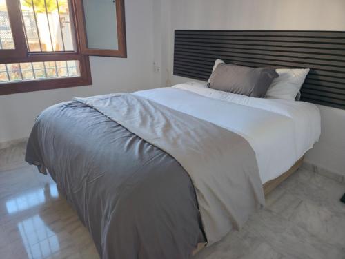a bedroom with a large white bed in a room at Villa exceptionnelle avec piscine privée et terrasse in Villamartin