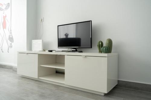 una TV su un armadietto bianco con una TV sopra di Siempre, Siempre el SOL a Mojácar