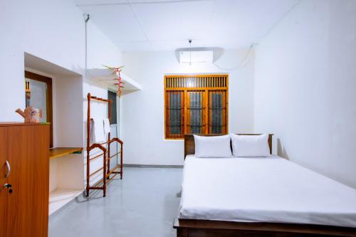 een slaapkamer met een bed, een ladder en een raam bij Ramya Villa in Weligama