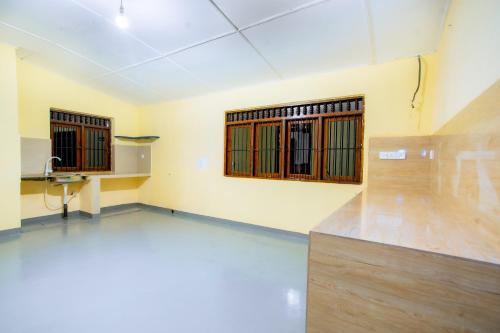 een kamer met twee ramen en een betonnen vloer bij Ramya Villa in Weligama