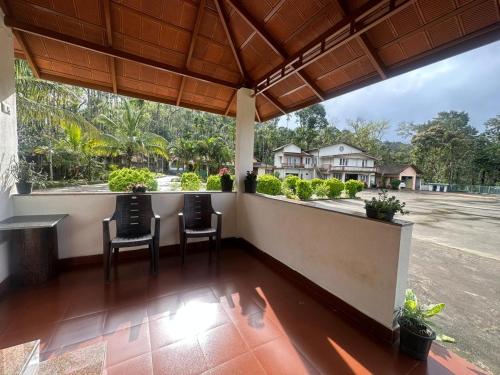 Hallibailu Cottage في Jāmb: اطلالة من شرفة منتجع مع كراسي وطاولة