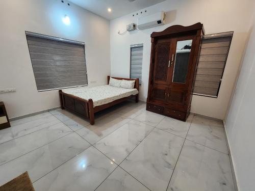 Giường trong phòng chung tại Sathwika