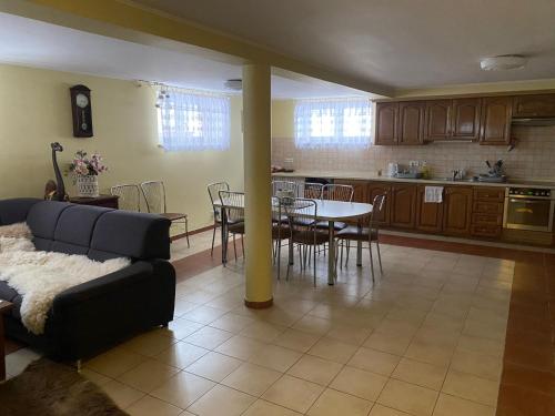 Kuchyň nebo kuchyňský kout v ubytování Magiczny Dom nad Bugiem