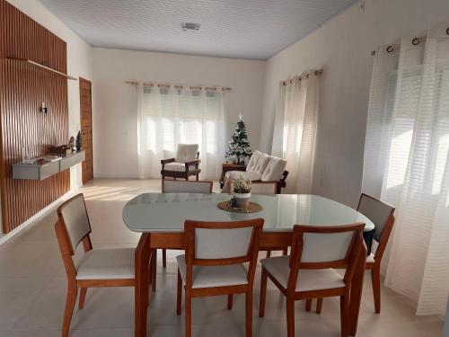 una sala de estar con mesa y sillas y un árbol de Navidad en Pindo, en Chuy