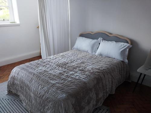 Кровать или кровати в номере Historic Dover Stay with Stunning Castle View