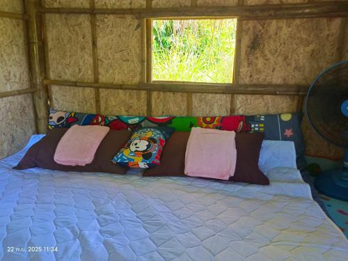 Postel nebo postele na pokoji v ubytování ไร่บริสุทธิ์