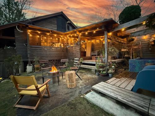 a backyard with a fire pit and a house at Yamanokami Inn in Nakatsugawa