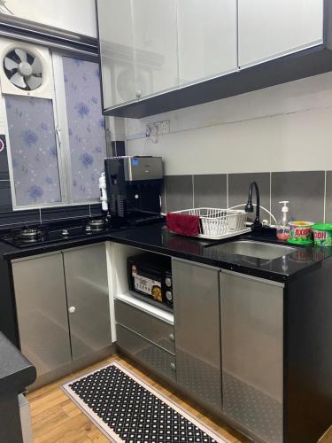 Η κουζίνα ή μικρή κουζίνα στο Syahoney Homestay 2 with NETFLIX