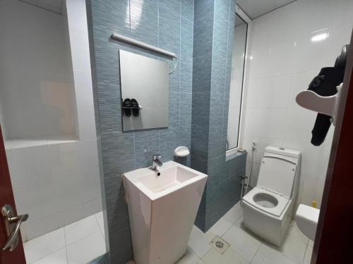 a bathroom with a sink and a toilet at DrOmid in Maţār as Sīb ad Duwalī