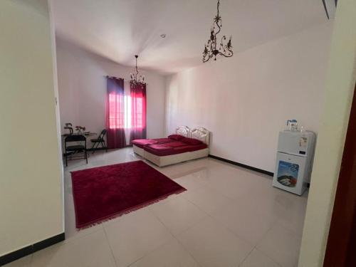 a room with a bed and a table in it at DrOmid in Maţār as Sīb ad Duwalī