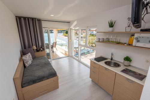 Η κουζίνα ή μικρή κουζίνα στο Ferienwohnung für 3 Personen ca 30 qm in Grebastica, Dalmatien Norddalmatien