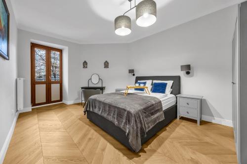 2-Bedroom Downtown Apt - 75m2, AC and Balcony - by Rentujemy