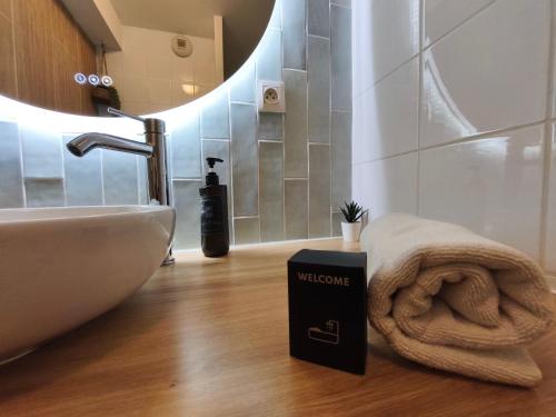 Ένα μπάνιο στο Résidence calme-2 pers-parking gratuit-clim