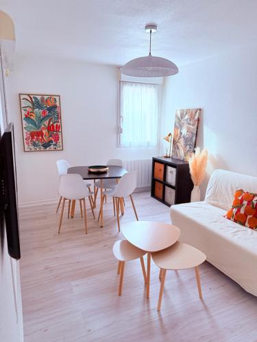 Χώρος καθιστικού στο La Parenthèse proche Airbus, Meett, Parking privé proche Aéroport