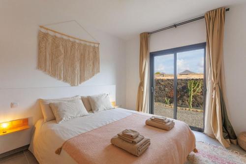 Ένα ή περισσότερα κρεβάτια σε δωμάτιο στο Casa Magafral in Tindaya with heated pool