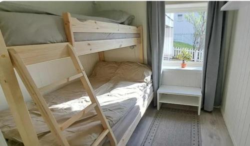 Postel nebo postele na pokoji v ubytování Sentralt beliggende leilighet