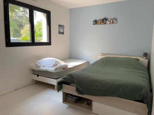 Ένα ή περισσότερα κρεβάτια σε δωμάτιο στο Villa 5 Etoiles avec piscine chauffée Proche plages et Pays Basque