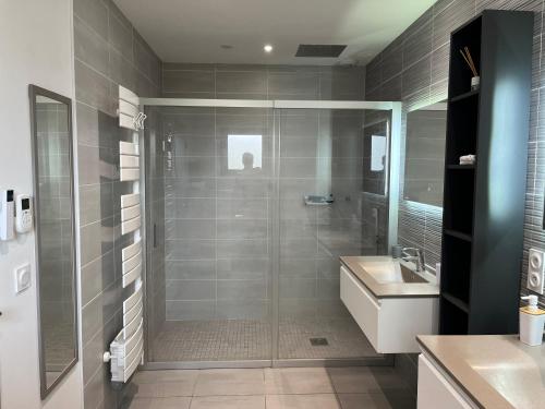 Ένα μπάνιο στο Villa 5 Etoiles avec piscine chauffée Proche plages et Pays Basque