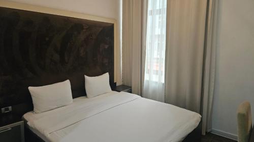 Ένα ή περισσότερα κρεβάτια σε δωμάτιο στο COSY Hotel Baku