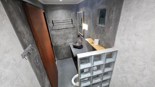 a bathroom with a toilet and a sink at Suba Homestay in Nusa Lembongan