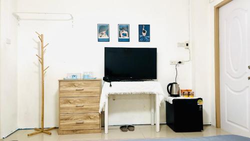 TV a/nebo společenská místnost v ubytování The Sunset Bangsaen Hotel